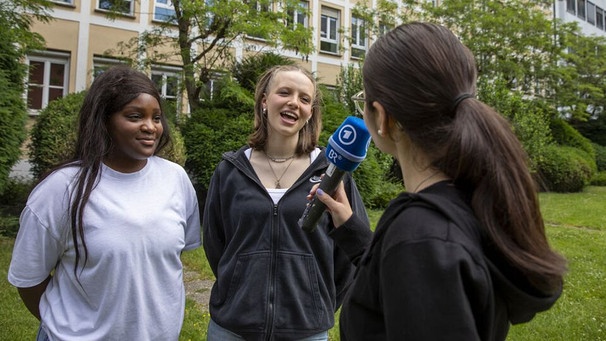 Jugendliche interviewen sich im Innenhof des BR-Funkhauses in München. | Bild: BR / Raphael Kast