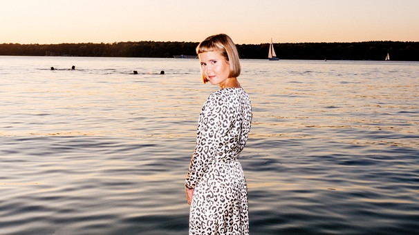 Die Autorin Caroline Wahl steht im Wasser eines Sees | Bild: Frederike Wetzels